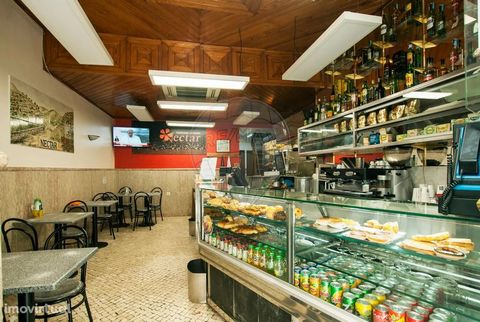 Trespasse de Café/ Snack bar com esplanada, em pleno funcionamento há já várias décadas e com vasta carteira de clientes, numa zona privilegiada da cidade de Lisboa - Avenida Guerra Junqueiro. O café tem 40 m2 e uma agradável esplanada com capacidade...