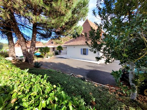 Ideally located near Vergt and just 20 minutes from the biggest tourist sites in Perigord, this old farmhouse dating from the 18th century has been completely and tastefully renovated. Offering a living space of approximately 300 m2, this property co...