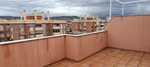 We put up for sale a luxury penthouse that you will rarely have the possibility to buy. Duplex penthouse on the main avenue of Maracena with unobstructed views of all the mountains surrounding Maracena. The location is ideal next to the metro stop, b...