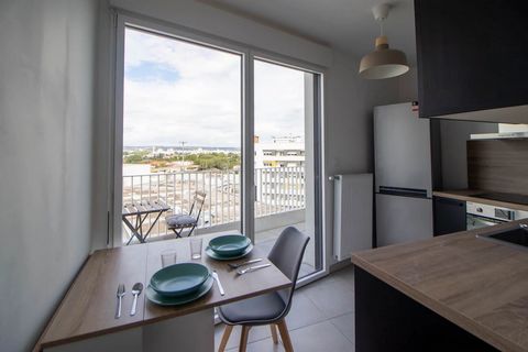 Welcome to Villeurbanne! We offer this comfortable 10 m² room for rent just a few minutes from Lyon. It's in the heart of a spacious 131 m² flat, just a few minutes from the A metro line and the main shops, gyms and parks. Decorated in blue-grey and ...