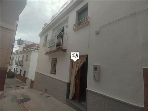 Dit herenhuis met 4 slaapkamers, een dakterras en ruimte om uit te breiden, is gelegen in het dorp Itrabo dichtbij de Costa Tropical in de provincie Granada in Andalusië, Spanje. Gelegen in een gewilde omgeving, op een hoekpositie, momenteel leidt de...