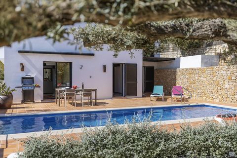 Moderne und schöne Villa in Javea, Costa Blanca, Spanien mit privatem Pool für 8 Personen. Das Haus liegt in einer residentiellen Umgebung, etwa 1 Km entfernt vom Strand von Playa La Grava und etwa 1 Km entfernt von Mediterráneo, Javea. Die Villa hat...