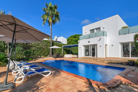 Moderne en comfortabele villa met privé zwembad in Javea, aan de Costa Blanca, Spanje voor 4 personen. De woning ligt in een bosrijke en residentiële omgeving. De woning heeft 2 slaapkamers en 2 badkamers. De accommodatie biedt privacy, een tuin met ...