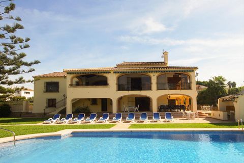Grande maison de vacances confortable à Javea, sur la Costa Blanca, Espagne avec piscine privée pour 8 personnes. La maison de vacances est située dans une région balnéaire et résidentielle et à 2 km de la plage de El Arenal, Javea. La maison a 4 cha...