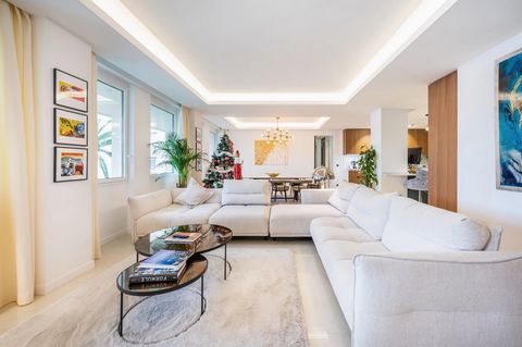 Superb apartment in Monaco. A master bedroom with a dressing room and an en suite bathroom, three additional bedrooms with wardrobes and bathrooms and showers, a double living room, a fitted kitchen with a wine cellar, an entrance hall with guest WCs...