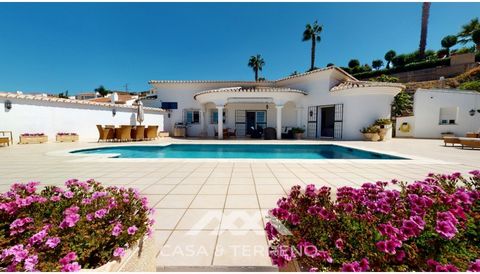Elegant designer villa in Algarrobo, in an exclusive and private urbanisation, offering stunning panoramic sea and mountain views. It is in a private location, in a quiet and peaceful area close to golf courses and within a gated community of villas,...