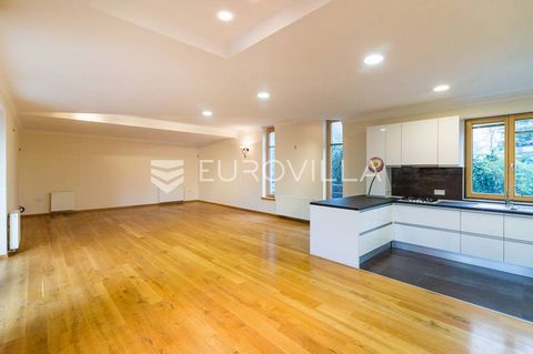 Šalata, Babonićeva, luxurious semi-furnished penthouse with a closed area of 130 m2 with a beautiful spacious terrace of about 100 m2. Total net space 180 m2. It consists of entrance hall, guest toilet, bathroom, open space kitchen and living room wi...