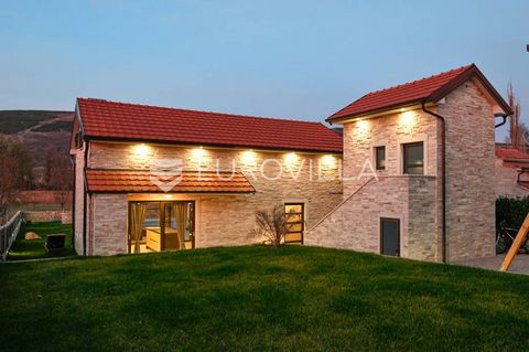 Proložac Donji, in an excellent location, a newly built luxury villa with a closed area of 300 m2 on a plot of 999 m2 is for sale. The building is divided into two floors, and the garden, in addition to complete privacy, offers its future owners a sw...