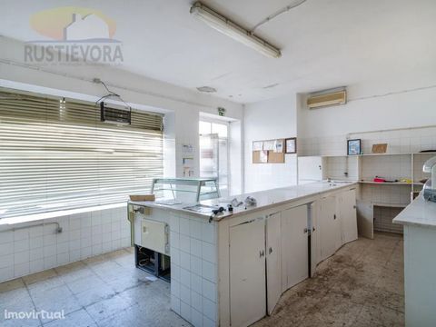 Bakery, located in the center of Vidigueira, with 4 divisions, large store, factory with two old wood ovens, a modern electric oven (as is), sanitary facilities, changing rooms, annex, garage and backyard. Energy Rating: Exempt Bakery, besieged in th...