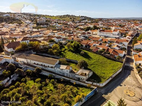 Tomt i centrum av Viana do Alentejo med ruiner med möjlighet att bygga för bostäder och handel eller omvandling till en turistplats, som består av 3 häften: - En avsedd för bostäder och med en implantation på 52m2. - En annan avsedd för handel, bestå...