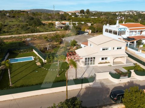 Stunning 3 bedroom villa, a true newly renovated gem, situated in a quiet area with quick access to Vilamoura. Just 5 minutes from the prestigious Vilamoura marina, this is the ideal choice for those looking to live close to everything but away from ...