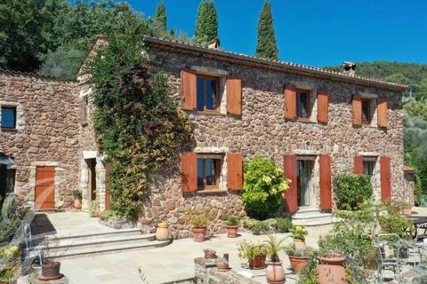 For lovers of authentic charm, come and discover this superb stone property, built to the highest standards and offering breathtaking sea views. Built in 1980, this 250 m2 villa features an elegant entrance hall, a vast living room with fireplace lea...