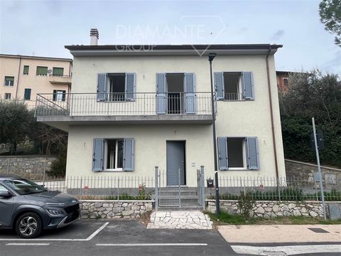 CASTIGLIONE DEL LAGO (PG): Near the historic centre, detached house on two levels of 140 sqm composed as follows: * Ground floor: entrance, large living room with kitchenette and access to the private courtyard, bedroom/study, bathroom with shower an...