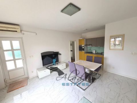 One-room apartment on the ground floor of a residential building in Okrug Gornji. It is in excellent condition, renovated and fully equipped and furnished. It contains a spacious living room, kitchen and dining room as one unit with 26.31 m2, bedroom...