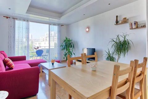 Flat with balcony, 3 bedrooms, in a secure residence, 10 min walk from the Rondpoint du Prado metro station (750 m), 9 min walk from the Stade Vélodrome (700 m), 9 min by car or 25 min walk from the Plage du Prado (3.7 km). The flat is on the 4th flo...