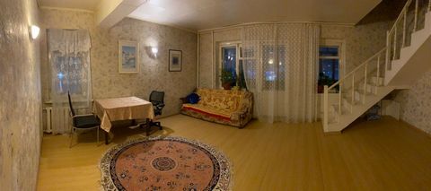 Продается 2-уровневая 5-комнатная квартира 107 м2 в центре Советского района! Квартира расположена в кирпичном доме, имеет отличную планировку: 1 этаж: с/у, гостиная, кухня, лоджия из зала; 2 этаж: 4 изолированных комнаты, ванная и туалет. Вы получае...