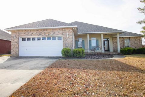 This Beautifully maintained home offers over 2200 Sq feet of living space including a heated and cooled Florida room! The Split floor plan offer a gas fireplace, bamboo and tiles floors throughout the common living area. The eat in kitchen has a brea...