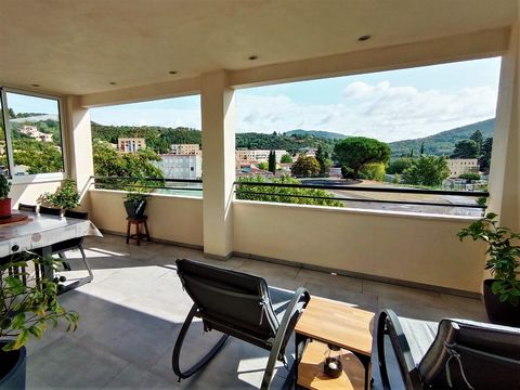 This single-storey villa with land in Quillan offers 1 living room of 39M2 of which 12 m2 are dedicated to the fitted kitchen. A bay window opens onto the 24 m2 covered terrace with views of the mountains. It also offers 3 bedrooms and a bathroom wit...