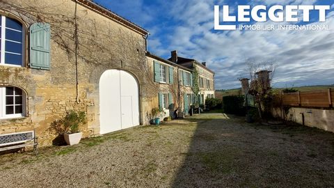 A26041NGA16 - Nice recent renovation for this spacious property located 25 minutes from Angoulême and 10 minutes from the Dordorgne. It consists of a magnificent stone house with fitted kitchen, living room, dining room, large master suite and 3 othe...