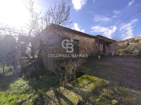 We offer for sale a charming portion of a building to be renovated, located in the picturesque Olmo di Prignano Cilento area. This property offers a total area of approximately 110 m2, distributed over two levels. The ground floor, with a surface are...