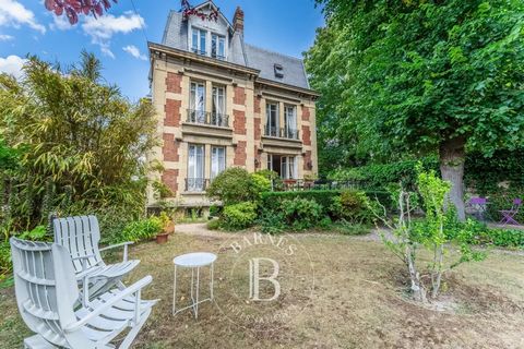 78 - In the centre of Poissy 78300 - Close to the station and shops, on 837m² (9,009 sq ft) of land, a stunning 1880s house offering 260m² of living space and featuring: a hall, a double-sized living room, studies, a kitchen, 6 bedrooms, a bathroom, ...