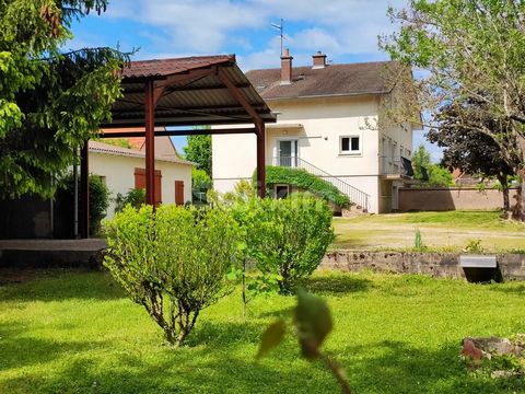 Ref 67126PP Exclusive: LADOIX-SERRIGNY We invite you to discover this semi-detached house of 131 m2 of living space located 7 minutes from Beaune in a village benefiting from all amenities. The house is made up of a total basement of 85 m2, laundry a...
