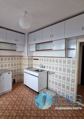 We offer for sale a studio / panel / with an area of 38 sq.m., located on the eighth floor of an eight-storey block, located in Trakia. Distribution: spacious living room, large kitchen with glazed balcony, bathroom and toilet in a common area. Impro...