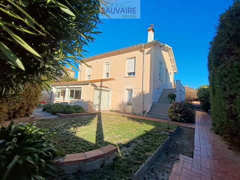 The Sauvaire Immobilier agency has meticulously selected for you, in the charming town of Villelongue-de-la-Salanque, a superb townhouse. On the ground floor, discover a living room of more than 80 m2, bathed in light and equipped with an insert fire...