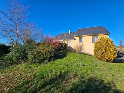 Less than 10 minutes from Rignac, this pretty house of 130m² of living space and its land of approximately 1100m² offer a view of the surrounding countryside and a castle! The house consists of 3 bedrooms of 12m², 10m² and 11m² and a master suite of ...