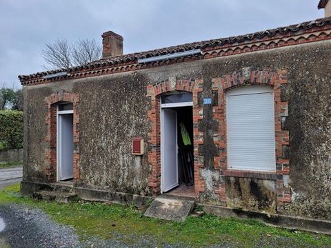 Old house with outbuildings to renovate. The house comprises 2 rooms, with the extension of the outbuildings, The potential is approximately 170 m² of living space. Electric meter, mains drain in front of the house. Small courtyard. Great project for...