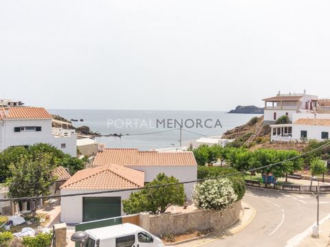 Oportunidad para adquirir una casa con vistas al mar en una de las zonas más tradicionales de Menorca, Cala Es Murtar. Cuenta con 3 dormitorios y dos baños. Se distribuye en dos plantas, en la planta baja encontramos un apartamento de invitados. La p...