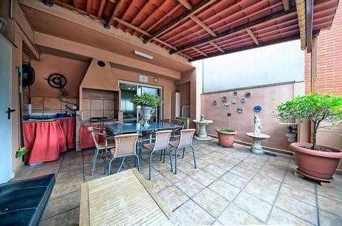 Unique opportunity! Exceptional Village House in the Heart of Sagunto Discover the charm of living in the historic center of Sagunto with this exclusive town house, built in 2007 and designed with exquisite attention to every detail. This architectur...