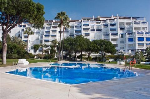 Located in Puerto Banús. Apartment with 3 bedrooms and 2 bathrooms located in a gated complex located in Puerto Banus. A few minutes from the beach, restaurants and shopping centers, as well as the ease of access. This complex has more than 30,000 m2...