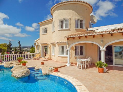 This lovely 3/4 bedroom villa with sea views is located in Pla del Mar, Moraira and is a 12 minute walk to both El Portet beach and Moraira town.The property is set on two levels with plenty of parking space at the front of the villa which leads to t...