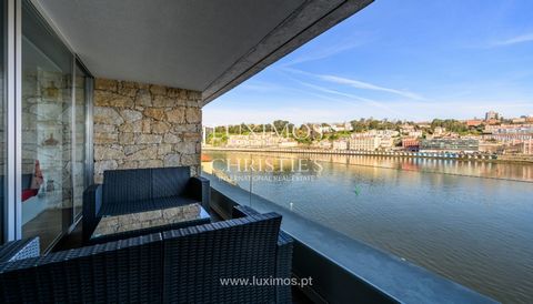 Luxueux appartement de deux chambres , dont une avec salle de bains , situé dans un bâtiment emblématique de Vila Nova de Gaia, avec de superbes vues sur le fleuve Douro et la ville de Porto. Il fait partie d'un condominium de haute qualité et durabl...