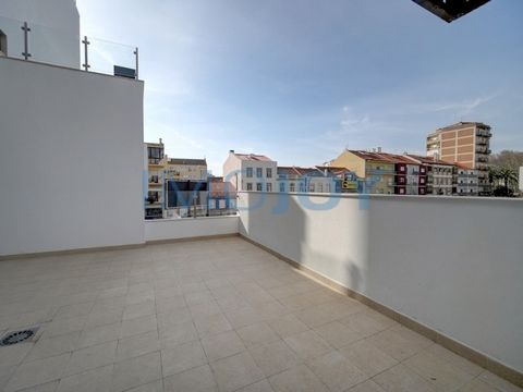Fantastic 3 bedroom flat, new, equipped, with plenty of natural light and private parking space! Inserted in a building with lift very close to the main avenue of Setúbal: Avenida Luísa Tody. This flat is made with fantastic finishes, has 3 spacious ...