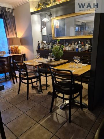 Eric offers you the business of a restaurant located in Aigues Mortes in the heart of the historic center in the ramparts. It consists of an indoor dining room with 25 seats, and a terrace that can accommodate nearly 20 people. The kitchen is equippe...