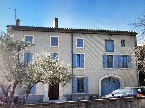 In Suze-La-Rousse, invest peacefully with this fully independent DUPLEX. Good choice for a first main residence. The IDIMMO MOREL Christophe real estate agency is at your disposal if you wish to visit this duplex or discover others. The interior offe...