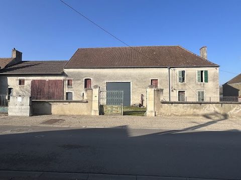 Beautiful building to renovate, with a large volume to exploit with 2 levels or even 3 on a part opening onto an enclosed garden of 3505m2. The whole is made up of an old residential part and adjoining outbuildings. Major work in good condition. Floo...