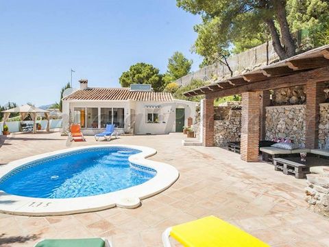 Beautiful villa located in a small urbanisation on the outskirts of the charming town of Cómpeta. This idyllic property has a perfect view to the mountains and to the Mediterranean. On a clear day one can see the coast of Africa. With only a 20 minut...