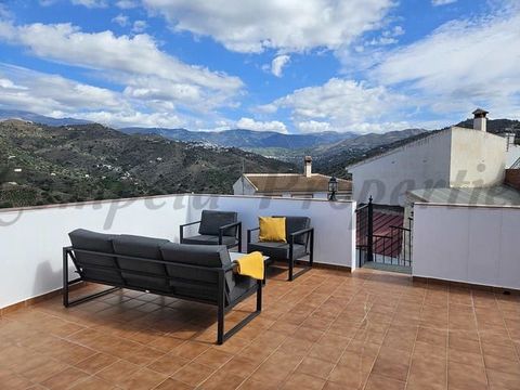 Town house in Sayalonga in a quiet location but close to all services. Distributed over two floors that comprises two bedrooms, one bathroom, living room/kitchen and storage room. In addition, it has a fantastic terrace with views towards the mountai...
