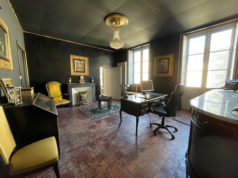 Between Nantes and Angers, come and discover this mansion and let yourself be charmed by the spaces that compose it. This Napoleon III type house offers a surface of 270m2. On the ground floor, we find a large entrance hall, a fitted and equipped kit...