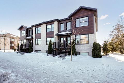2 levels paired Triplex with a finish basement. There are two 4 and a half on two floors with an area of 1,220 square feet each, and a 5 and a half apartment in the basement with a area of 1,270 square feet. Motorway access, 500 m from the suburb tra...