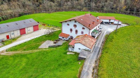 Hamlet in Sunbilla. Built of stone and wood, with 359 M2 built of housing and 240m2 of warehouse / stables. It has several plots with more than 10,000 square meters. At a distance of 29 km from Irún and communicated by the towns of Pamplona and Franc...