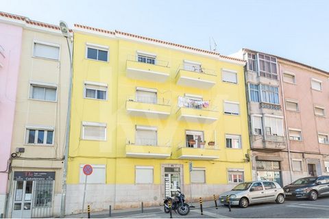 Pack of apartments inserted in a building of plaque , with both facades recovered and new columns of water and light . Property for investment with immense potential, as it is a building inserted in an area of increasing demand, j ust 500m from the t...