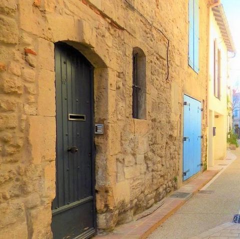 Summary Town house in the historical center of ARLES with 3 floors. (123 m2 - 1323 sq ft) situated in a quiet and private street. Wholly renovated, spacious property in a fantastic location with a fully equipped kitchen on the ground floor and 3 bedr...