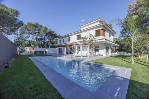 This magnificent house is offered for rent in the most stately area of the Campolivar development , between Godella and Rocafort. The house has been recently renovated and has not yet been inhabited. Enjoy a large garden plot facing East and South, w...