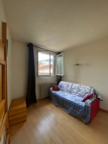 It is in the heart of the Salle Les Alpes station, close to all shops and the departure of the ski lifts: T1 apartment of 20m2, composed of a living room with open kitchen, a sleeping area with a bunk bed, a shower room with wc. Very large condominiu...