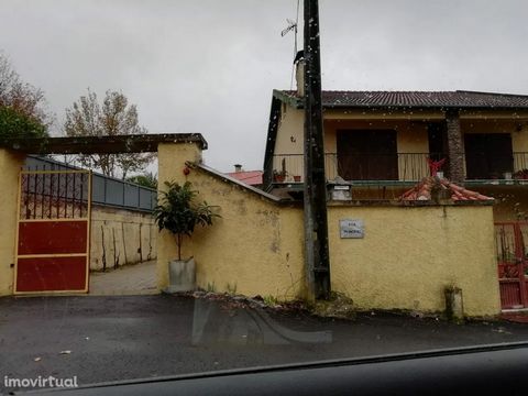 PROPERTY OCCUPIED. Property not available for visits, is busy being marketed in this condition! House of typology T3, with 214 m2 of private gross area, 126 m2 of gross dependent area, 143 m2 of implantation area of the building inserted in a plot la...