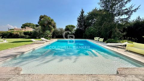 Im Olgiata-Gebiet freut sich Mignanelli Real Estate, exklusiv eine Einfamilienvilla zu präsentieren, die sich fast vollständig auf einer Ebene entwickelt und von einem sonnigen, flachen Garten mit einem herrlichen Swimmingpool umgeben ist. Beim Betre...